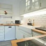 Charming 3br In The Heart Of Town By Feel *