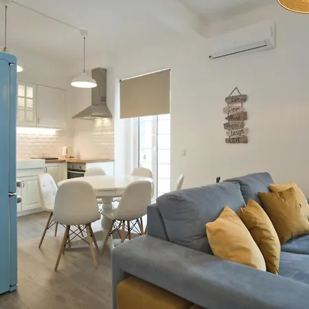 Apartment Charming 3br In The Heart Of Town By Feel