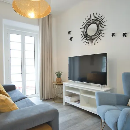 Charming 3br In The Heart Of Town By Feel *