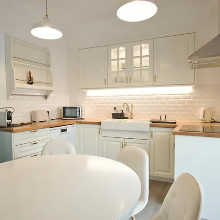 Charming 3br In The Heart Of Town By Feel