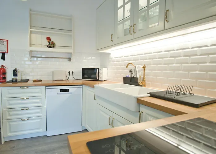 Charming 3br In The Heart Of Town By Feel *